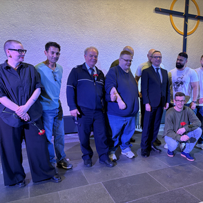 Justizminister und Teilnehmer auf der B&uuml;hne