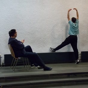 Theaterworkshop Gefangener als Ballett&auml;nzer