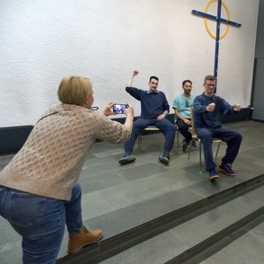 Die Lokalredakteurin Frau Hoffmann wohnt dem Workshop bei