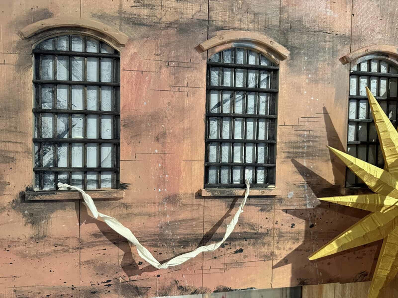 Fensterwand der Krippe, die Gefangene der JVA Herford hergestellt haben