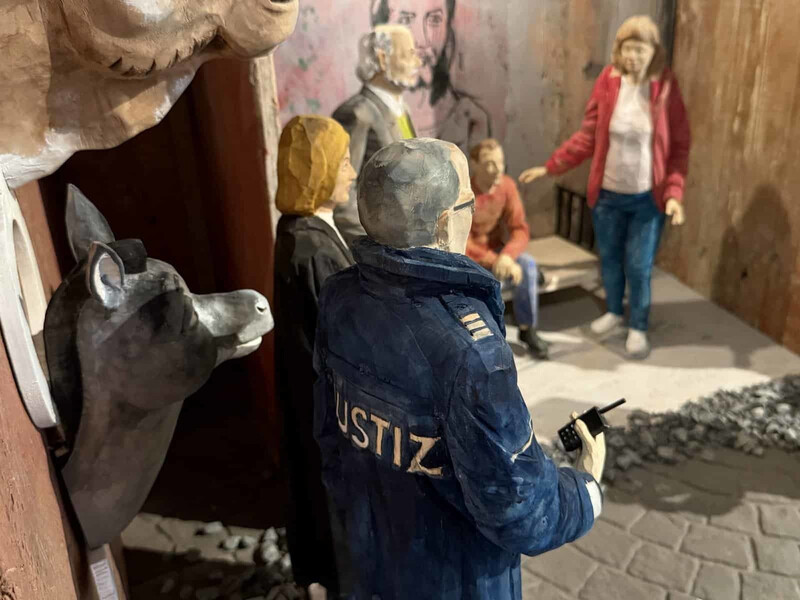 Figuren in der Krippe, die Gefangene der JVA Herford hergestellt haben