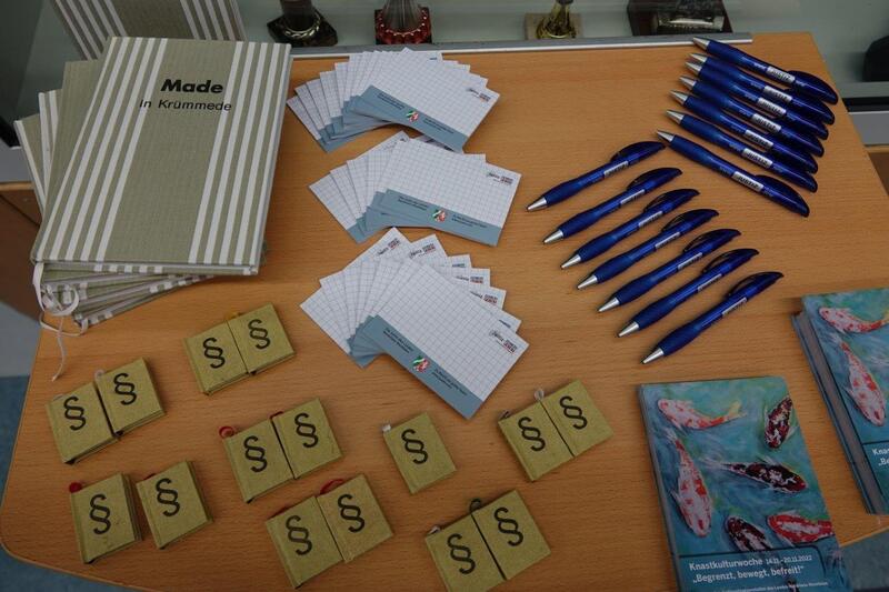 "Give aways" auf einem Tisch