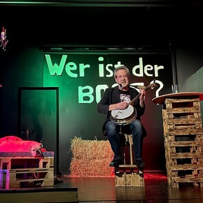 Kurt Knabenschuh auf der Bühne der JVA Castrop Rauxel