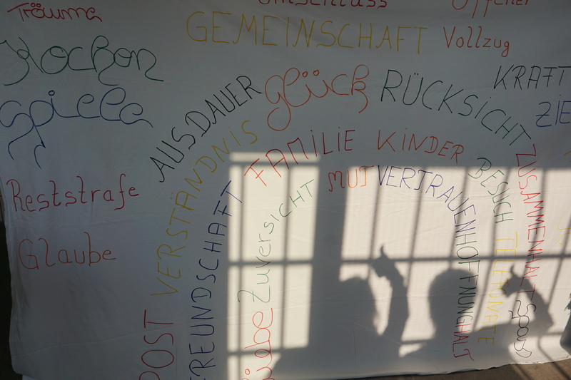 Gefangene beschriften ein Bettlaken