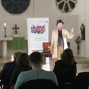 Zauberkünstler Dr. Lazarus in der Anstaltskirche der JVA Herford