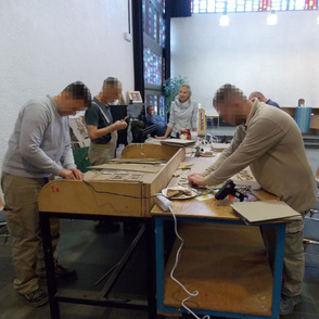Gefangene probieren Perkussionsinstrumente aus