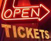 Neonreklame open, tickets und ein Pfeil