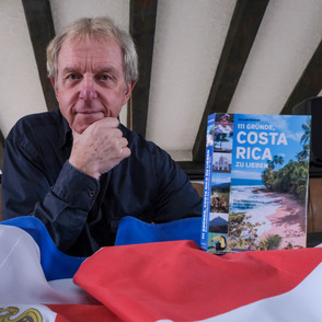 Roland Berens mit seinem Buch und Flagge von Costa Rica