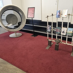 Der sonic chair als Sitzmöbel und High-End Soundsystem in der Stadtbibliothek Siegburg erlaubt ungestört die Beitrage der "Bücherecke aus dem Knast" zu hören.