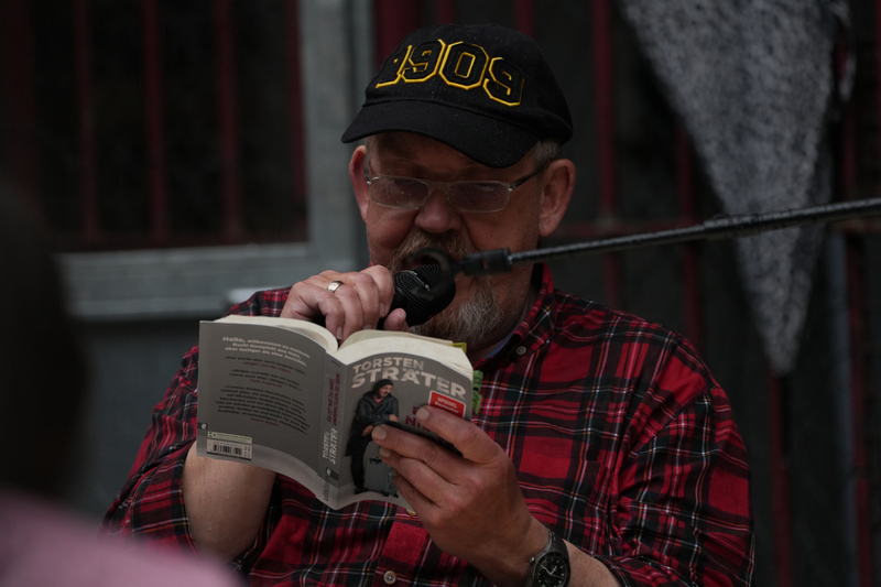 Dietmar Bär während der Lesung im Freistundenhof der JVA Schwerte