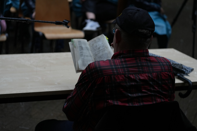 Dietmar Bär während der Lesung im Freistundenhof der JVA Schwerte