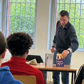 Autor Wenning während der Lesung in der JAA Remscheid
