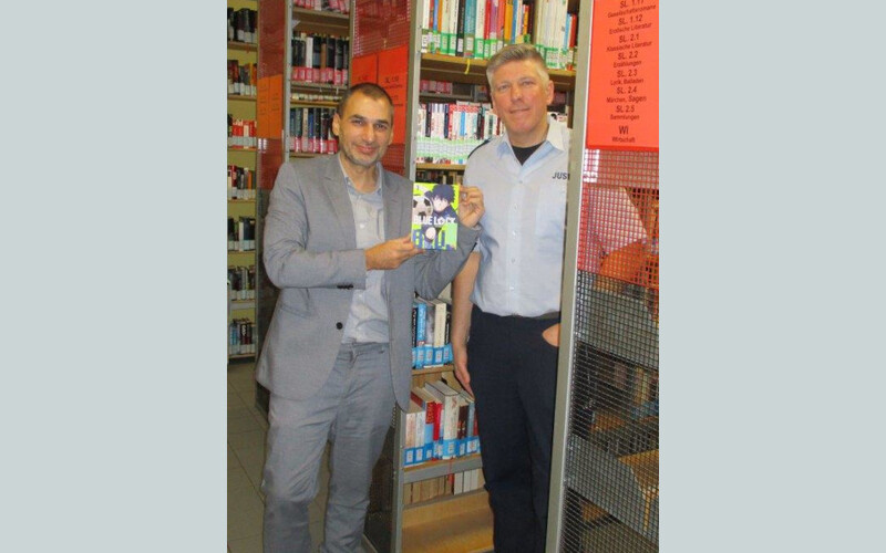 Meheddiz Gürle und Christian Adelt in der Bibliothek der JVA Bochum