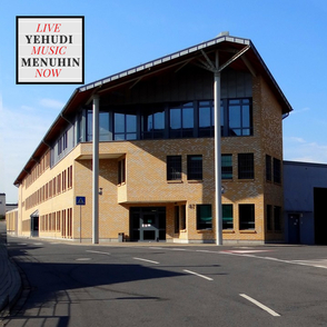 Pforte der JVA Siegburg und Logo von "Live music now"