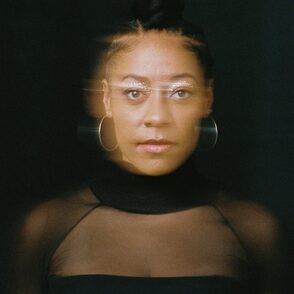 Diana Ezerex Portraitfoto mit Bewegungsunschärfe