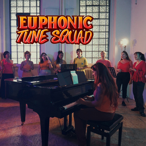Euphonic Tune Squad auf der Bühne mit Logo des Chors