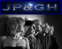 Bandfoto alle Köpfe der Musiker im Profil, SW, mit farbigen Logo