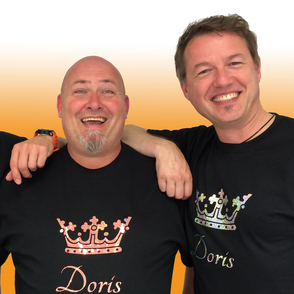 Gruppenbild der Band "Doris D" ab dem Oberkörper vor gelbem Farbverlauf