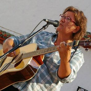 Künstlerin Ella M mit Gitarre