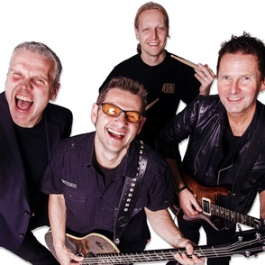 Spaßfoto der Band mit Instrumenten vor einem weißen Hintergrund