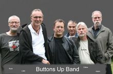 Gruppenfoto der Band vor grrauem Hintergrund