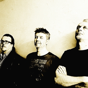 Gruppenbild der Band "No heart country" in SW mit Gelbfärbung