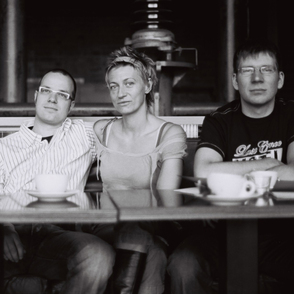 Gruppenbild in einem Café mit Kaffeetassen auf dem Tisch in SW