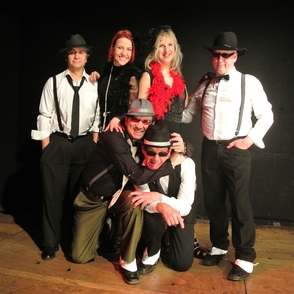 Gruppenbild der Band "Six Jeck" im Bühnenoutfit