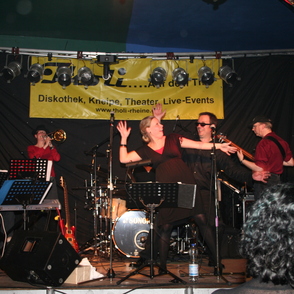 Bandfoto in "Action" auf der B&uuml;hne