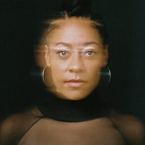 Diana Ezerex Portraitfoto mit Bewegungsunschärfe