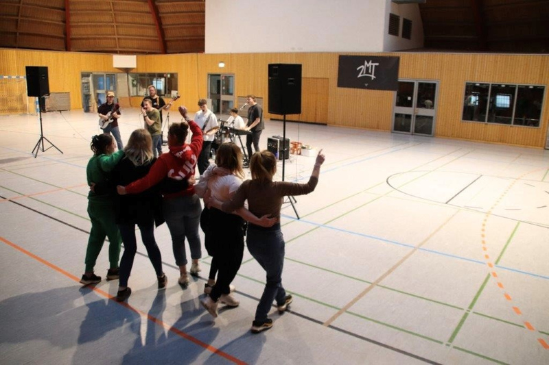 Die Band 2MT auf der Bühne vor der Gefangene Tanzen