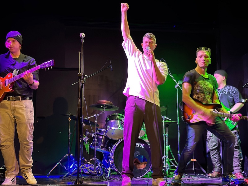 Die Band „IN & OUTs“ und Dustin Lukat alias „Gap“ auf der Bühne