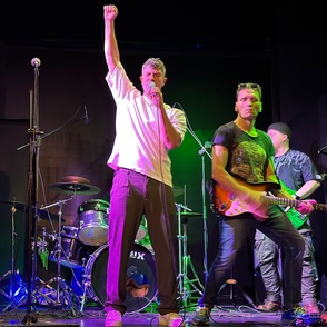 Die Band &bdquo;IN & OUTs&ldquo; und Dustin Lukat alias &bdquo;Gap&ldquo; auf der B&uuml;hne