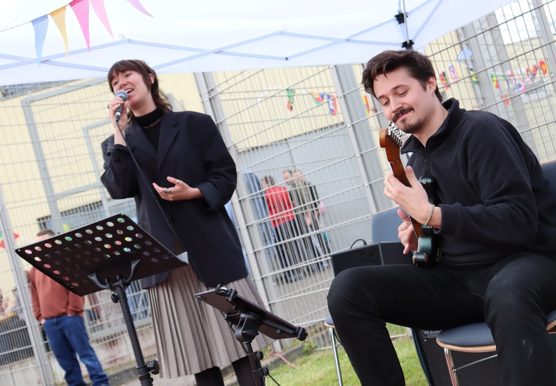 Merle Böwering und Donovan Tusk vom Verein "Live Music Now" brachten Jazz zu Gehör.