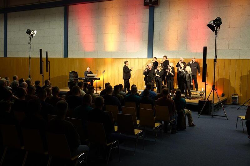 Gospelchor vor Publikum in der JVA Bochum