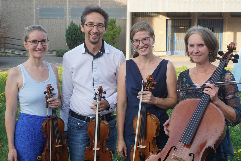 Die Musikerinnen und Musiker auf dem Hof der JVA Schwerte