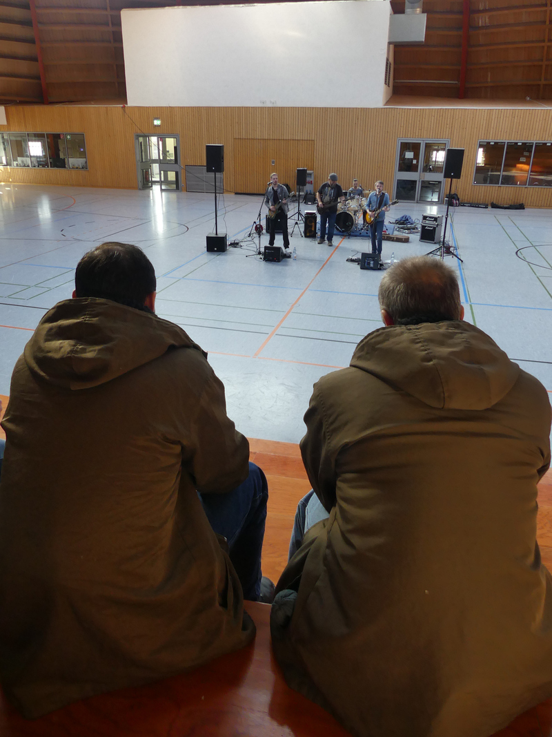 Die Band "Dandlion" bei ihrem Autritt in der Sporthalle der JVA Gelsenkirchen