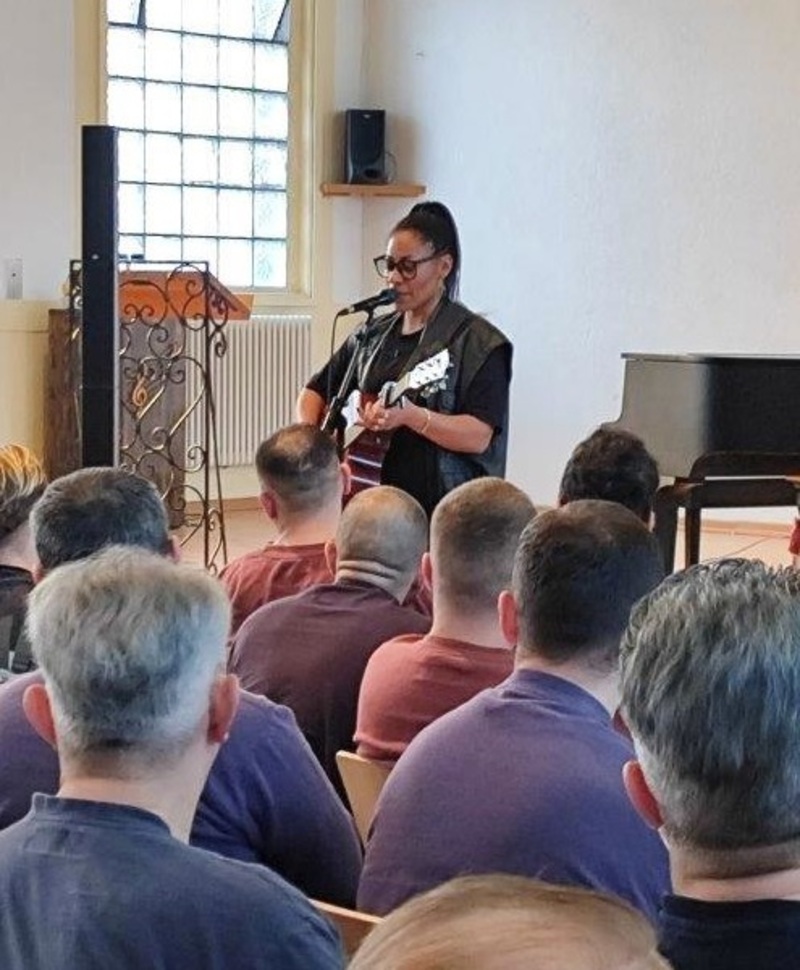 Diana Ezerex auf der Bühne in der JVA Dortmund