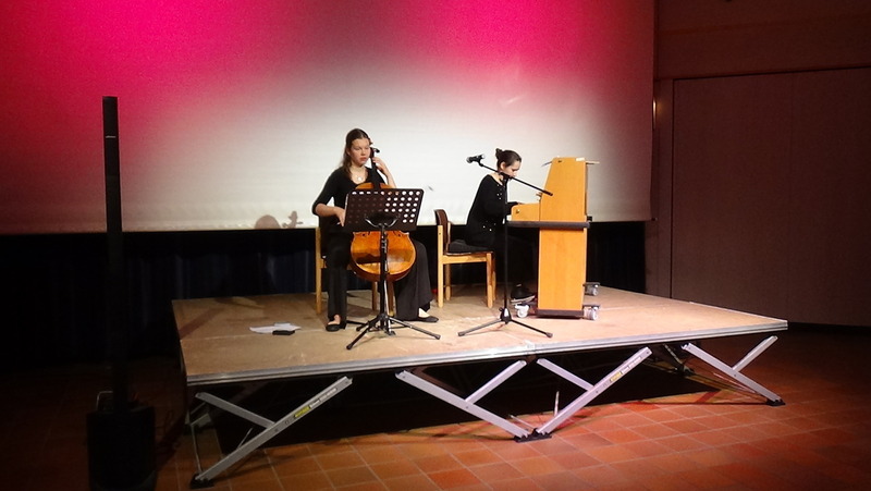 Cellistin Sophia Kummer und Pianistin Anna McCargow auf der Bühne