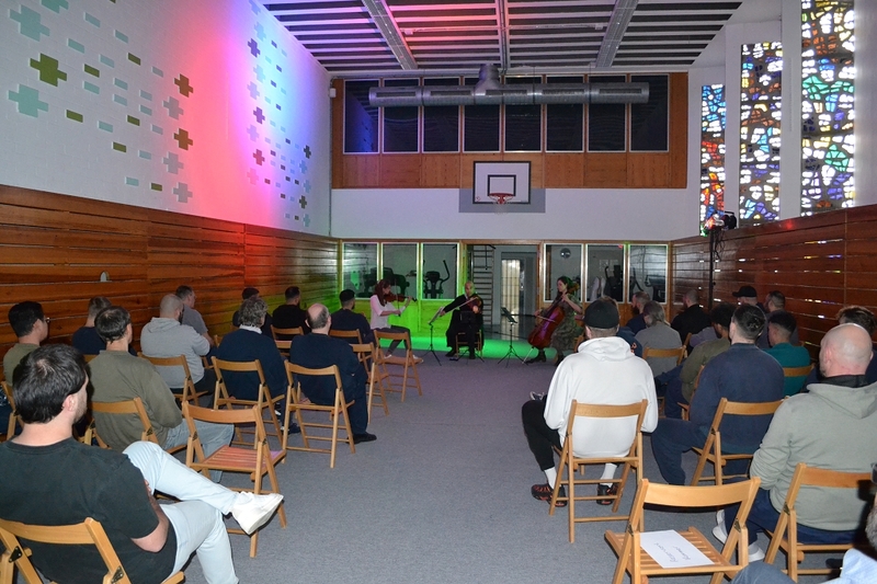 Das Musitheca Ensemble und Publikum auf der Bühne