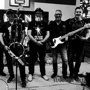 Die Band B.O.N.D Gruppenfoto mit Bediensteten auf der B&uuml;hne