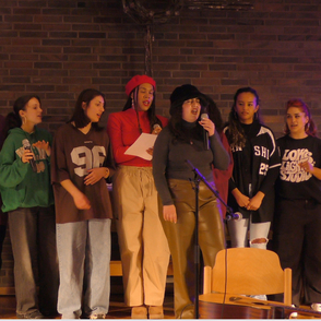 Der Chor Euphonic Tune Squad auf der B&uuml;hne