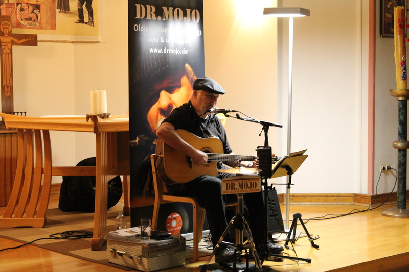 Dr. Mojo auf der Bühne in der JVA Werl