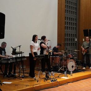 Die Band Groovemax auf der Bühne in der Anstaltskirche