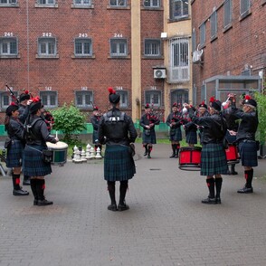 1st Sauerland Pipes und Drums spielen im Hof der JVA Dortmund