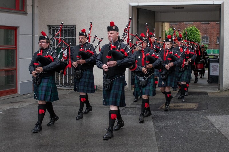 1st Sauerland Pipes und Drums marschieren in den Hof der JVA Dortmund