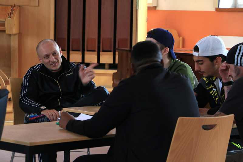 Deutsch Rapper Olexesh gibt den Inhaftierten Tipps und Anregnungen, ist aber auch begeistert von ihren Texten.