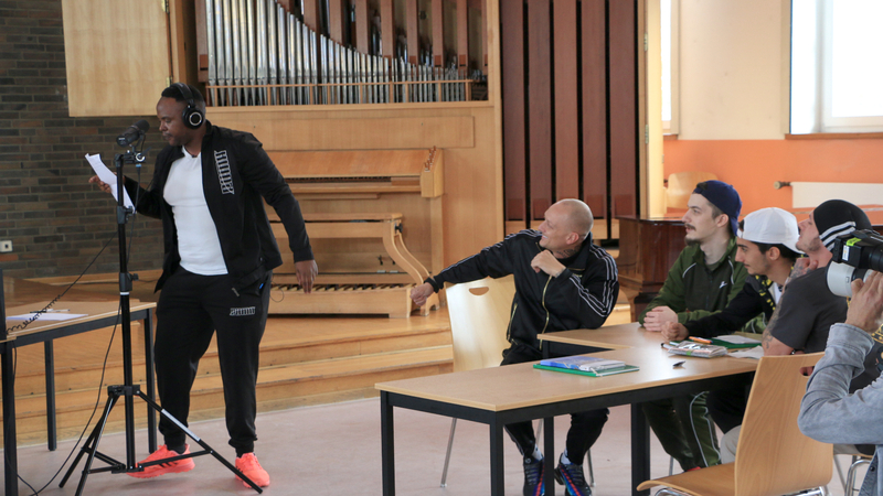 Olexesh und die Mitinhaftierten hören begeistert "Django" bei der Tonaufnahme zu.