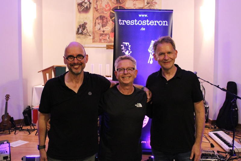 Gruppenbild der drei Musiker der Band Tres Tosteron