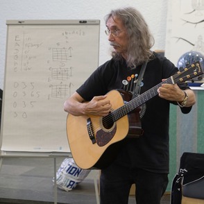 Peter Bursch mit Gitarre